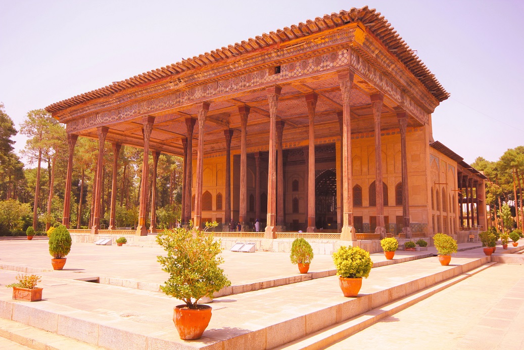 آثار تاریخی_کاخ چهل ستون