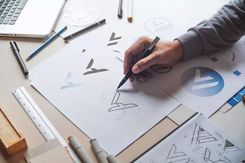 آموزش طراحی حرفه ای لوگو با دست