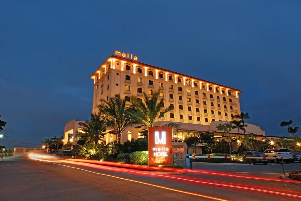 تصویر یک هتل زیبا و لوگوتایپ شان