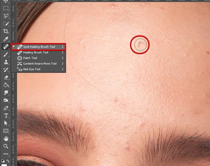 زوم کردن تصویر برای استفاده از ابزار spot Healing Brush Tool