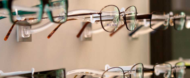 چه کسانی مشتری‌های عینک فروشی هستند؟